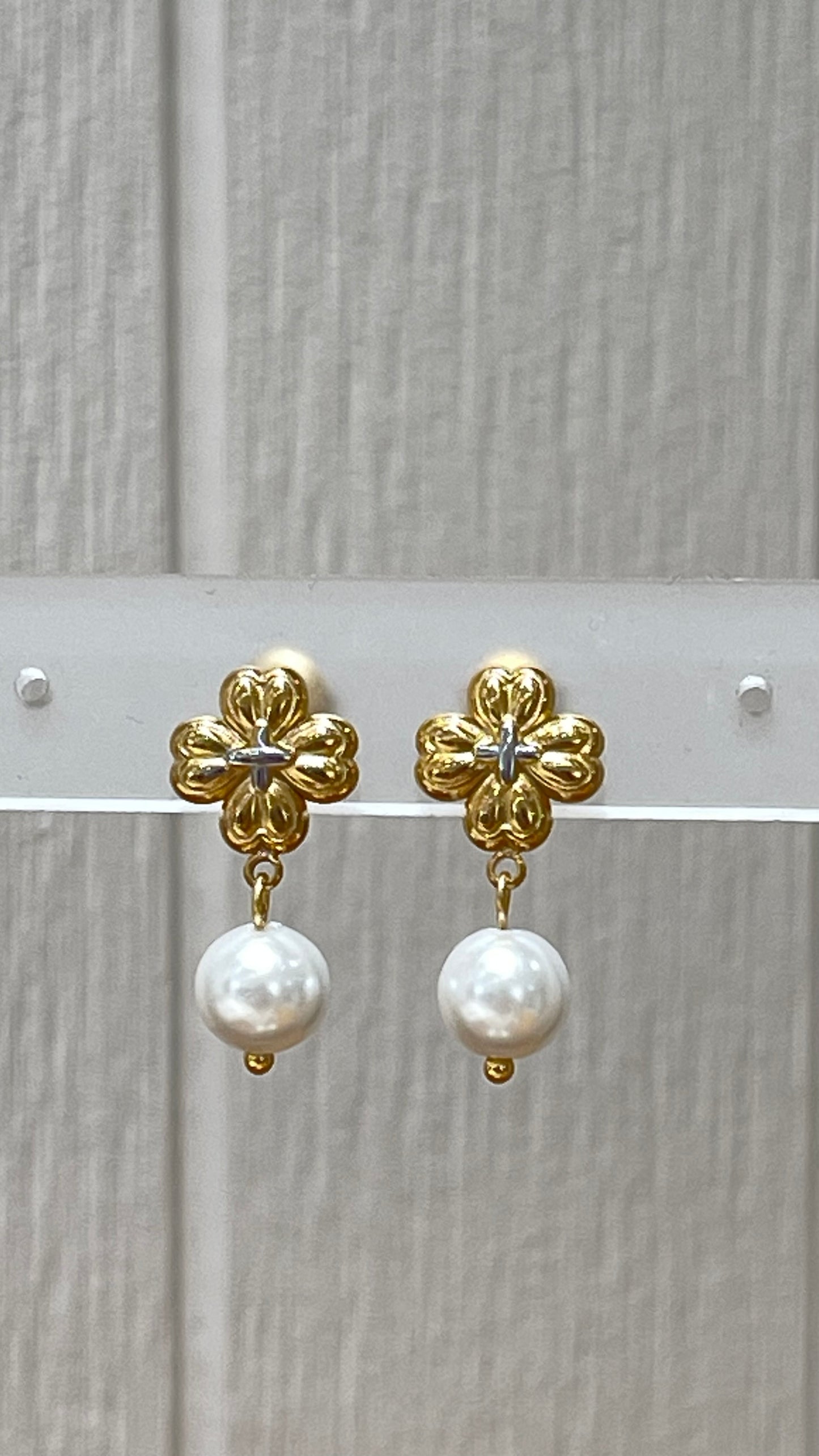 Clover pearl earring
