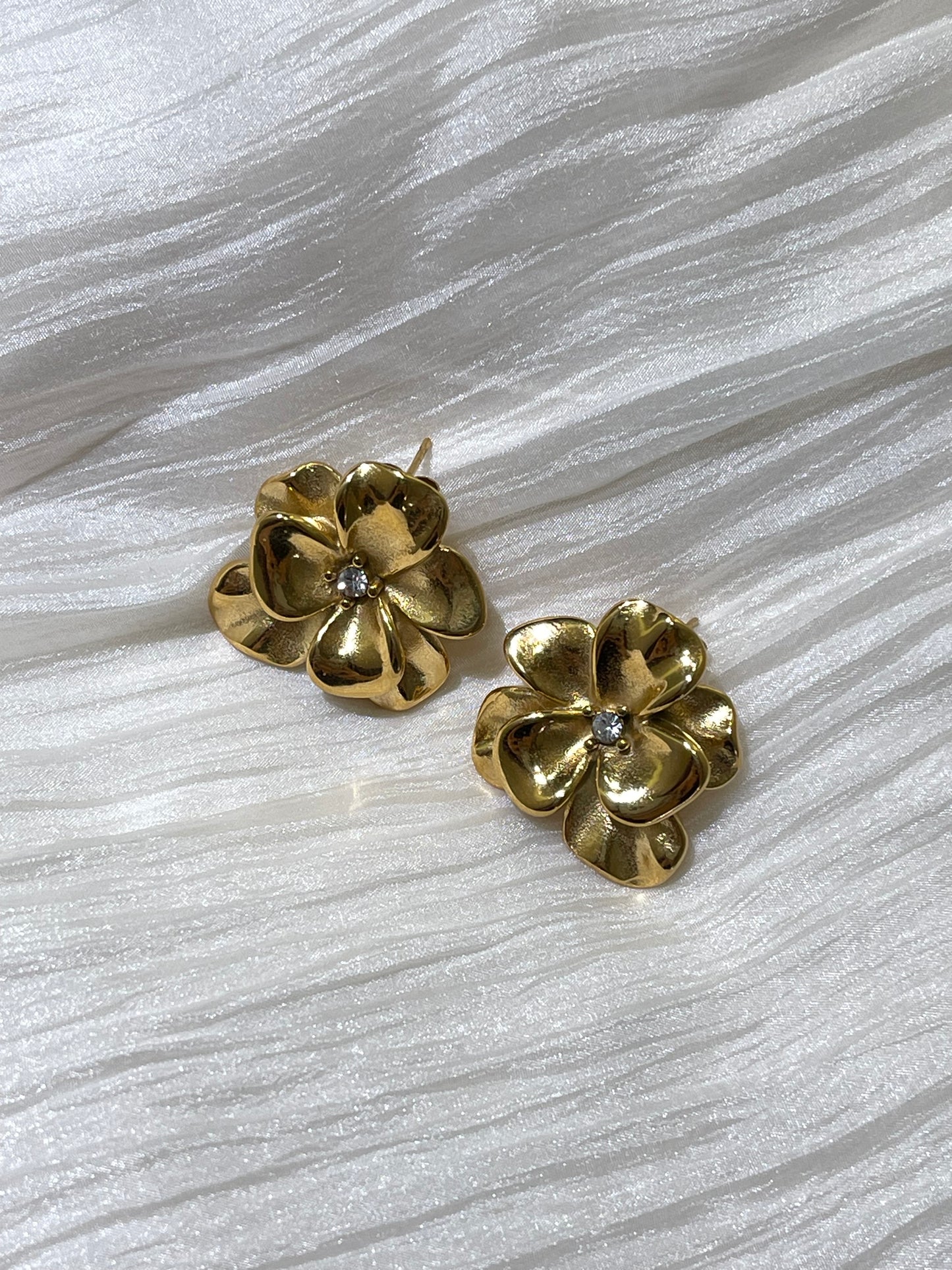 Poise earring