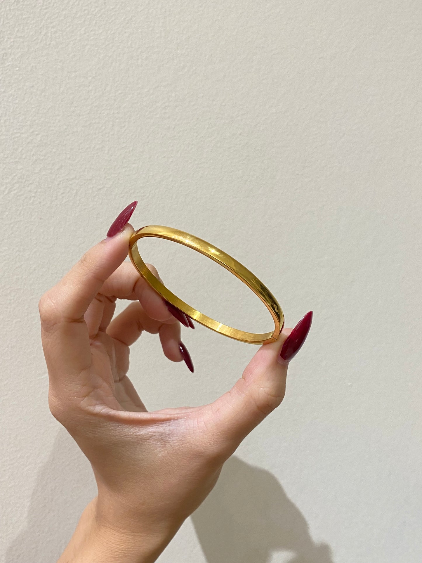 Glossy bangle