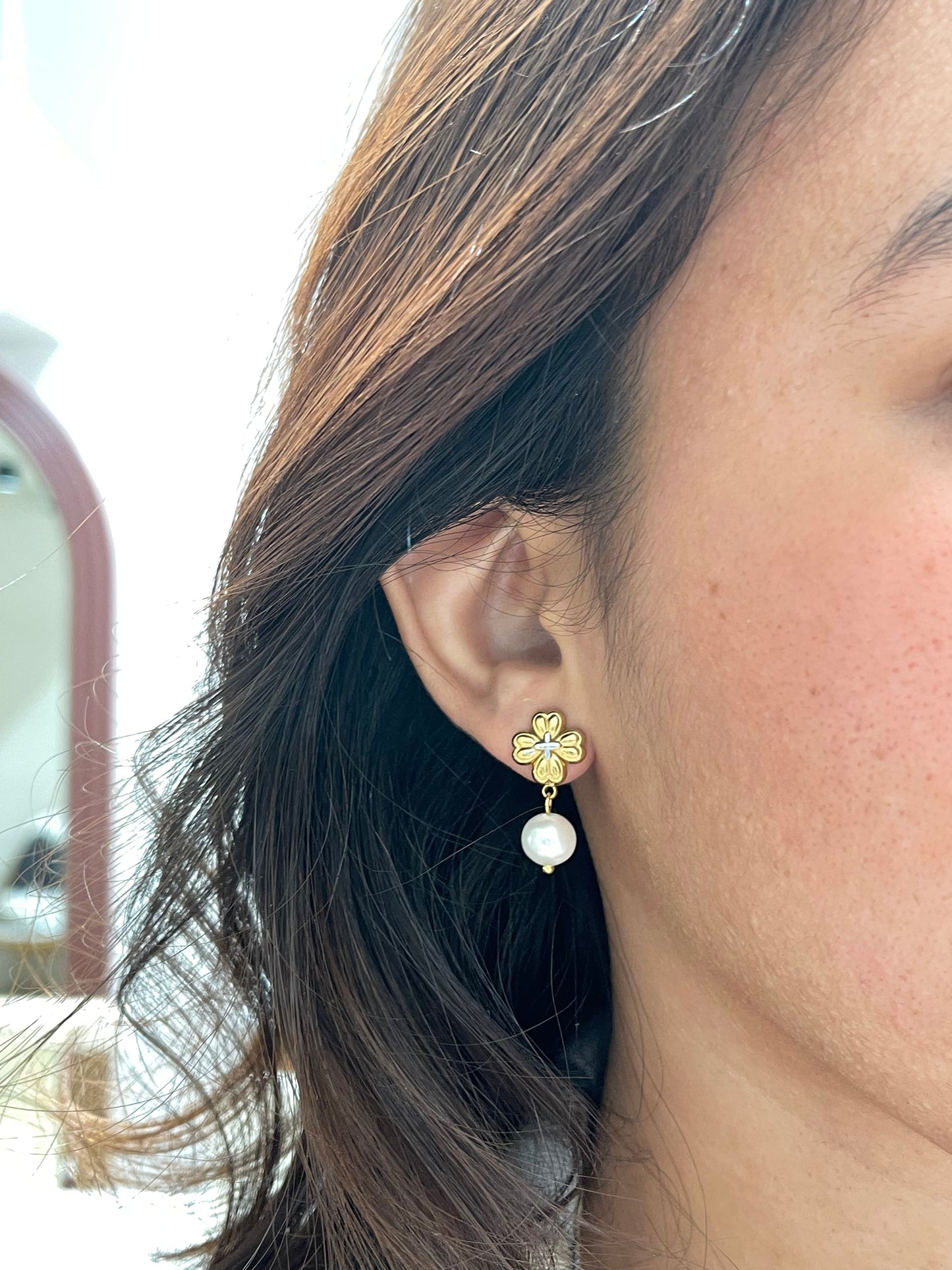 Clover pearl earring