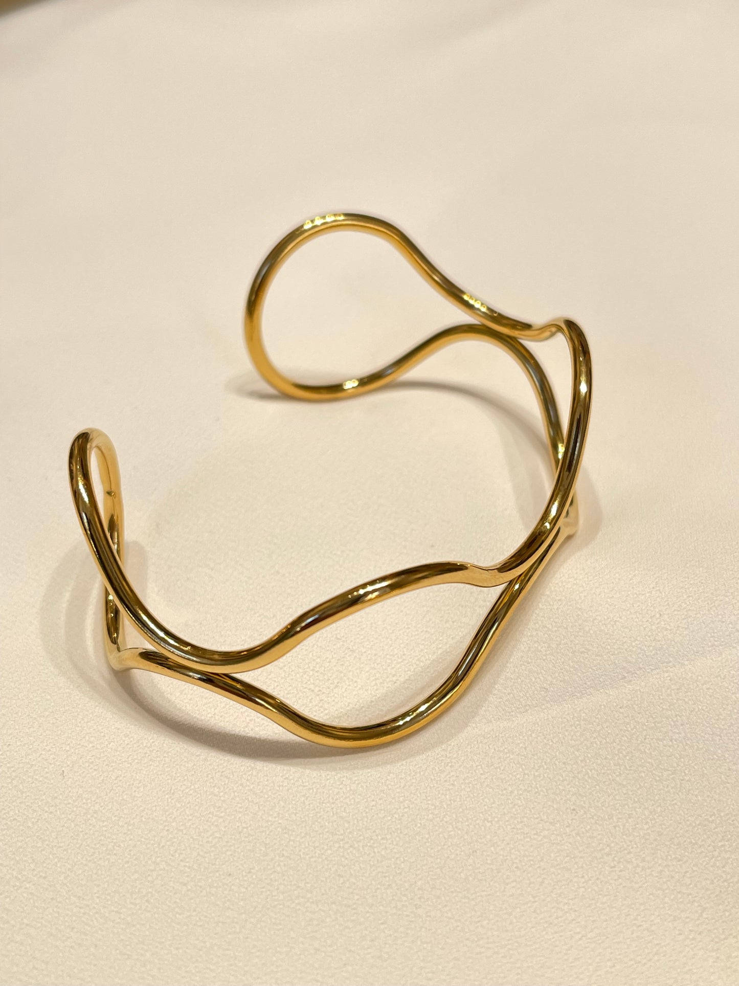 Curvy bangle