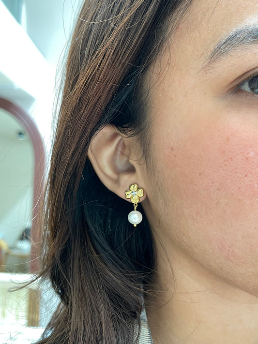 Clover pearl earring