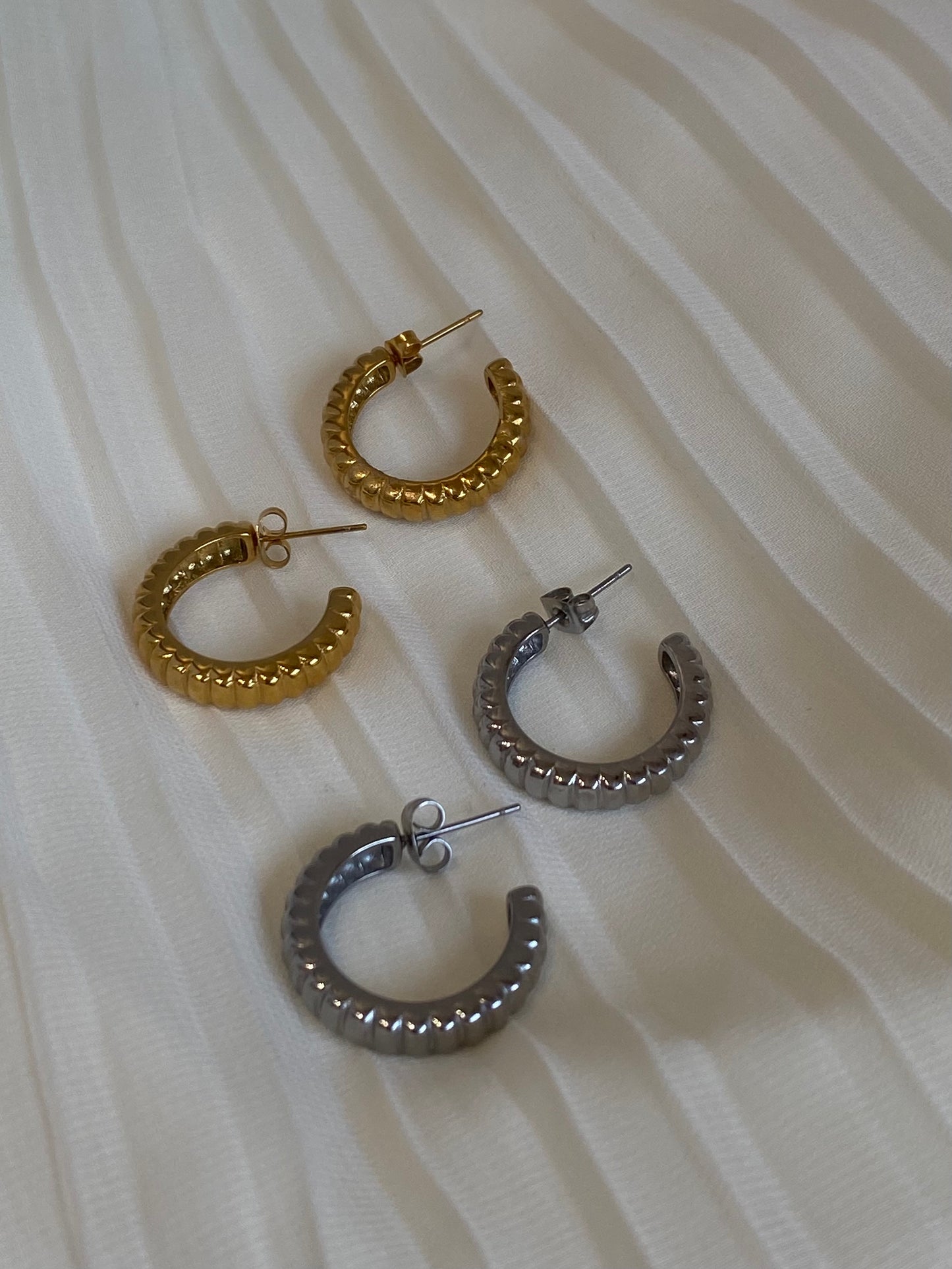 Cher hoops (gold)