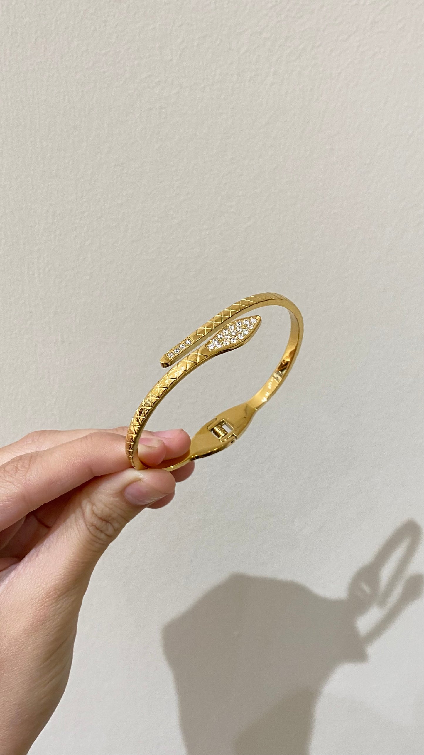 Viper bangle