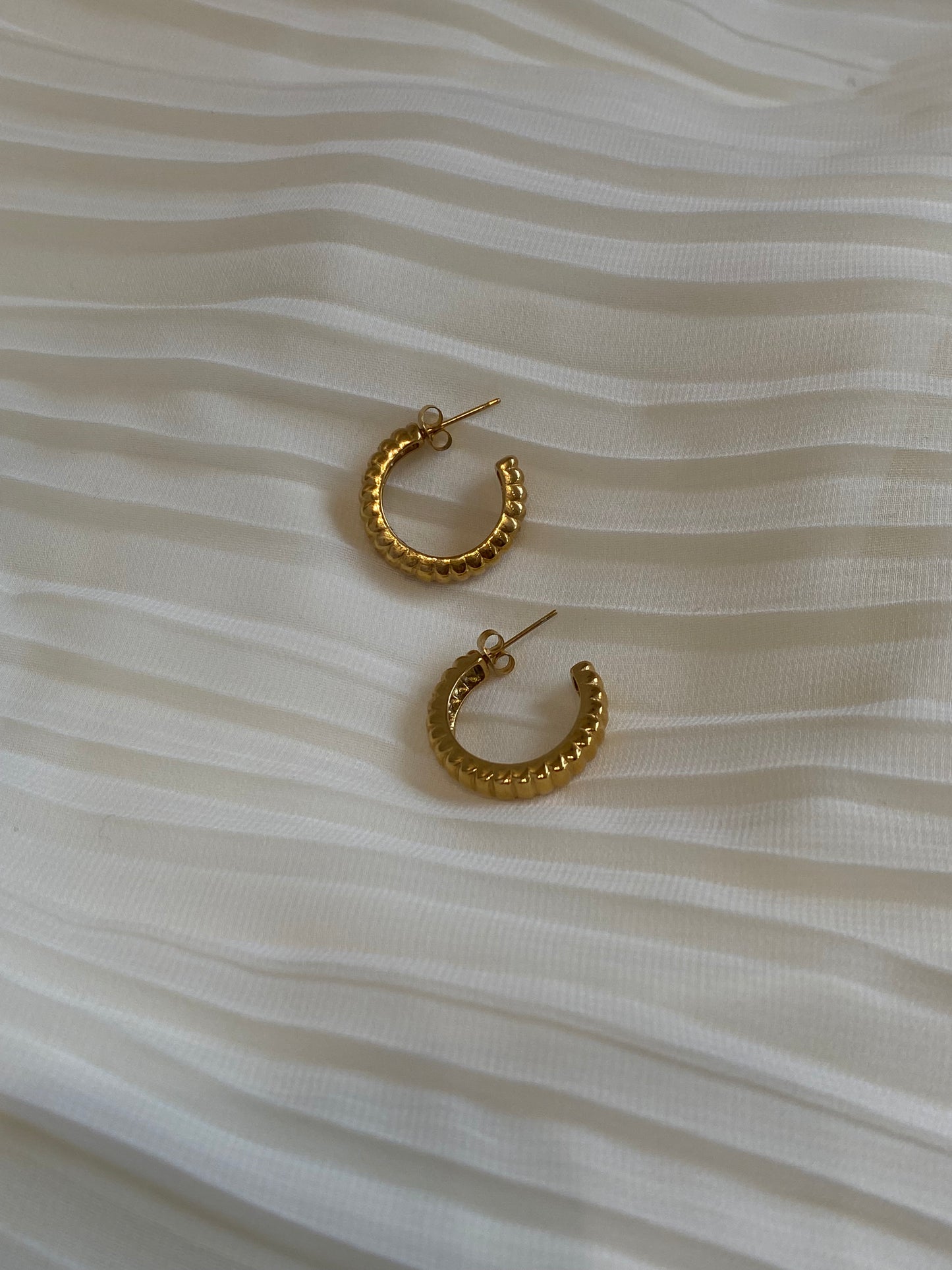 Cher hoops (gold)