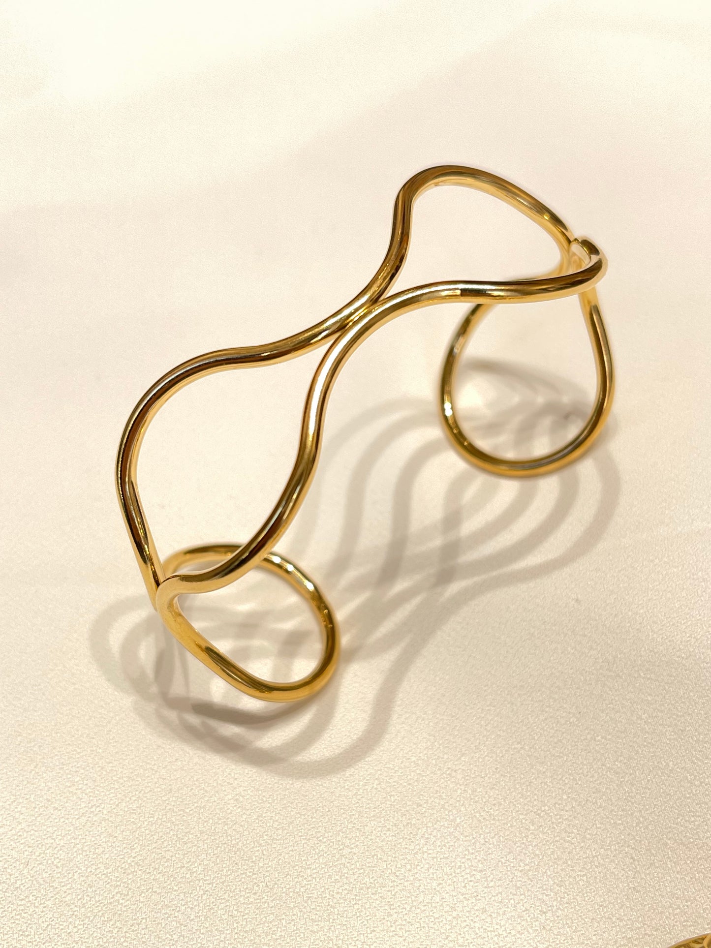 Curvy bangle