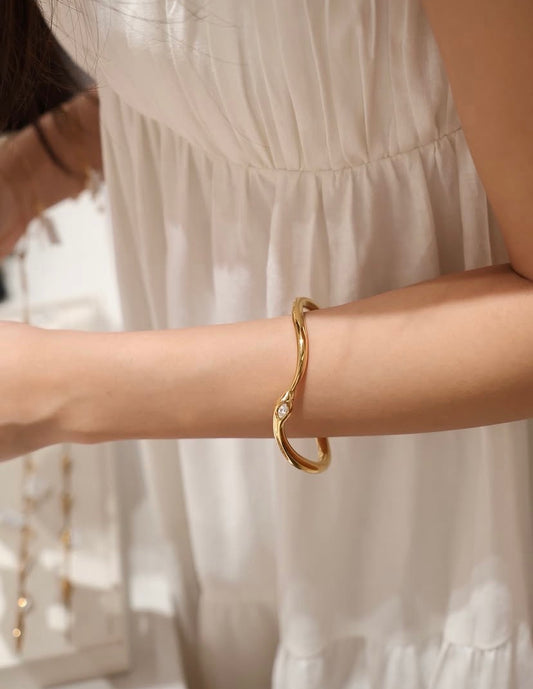 Curly bangle