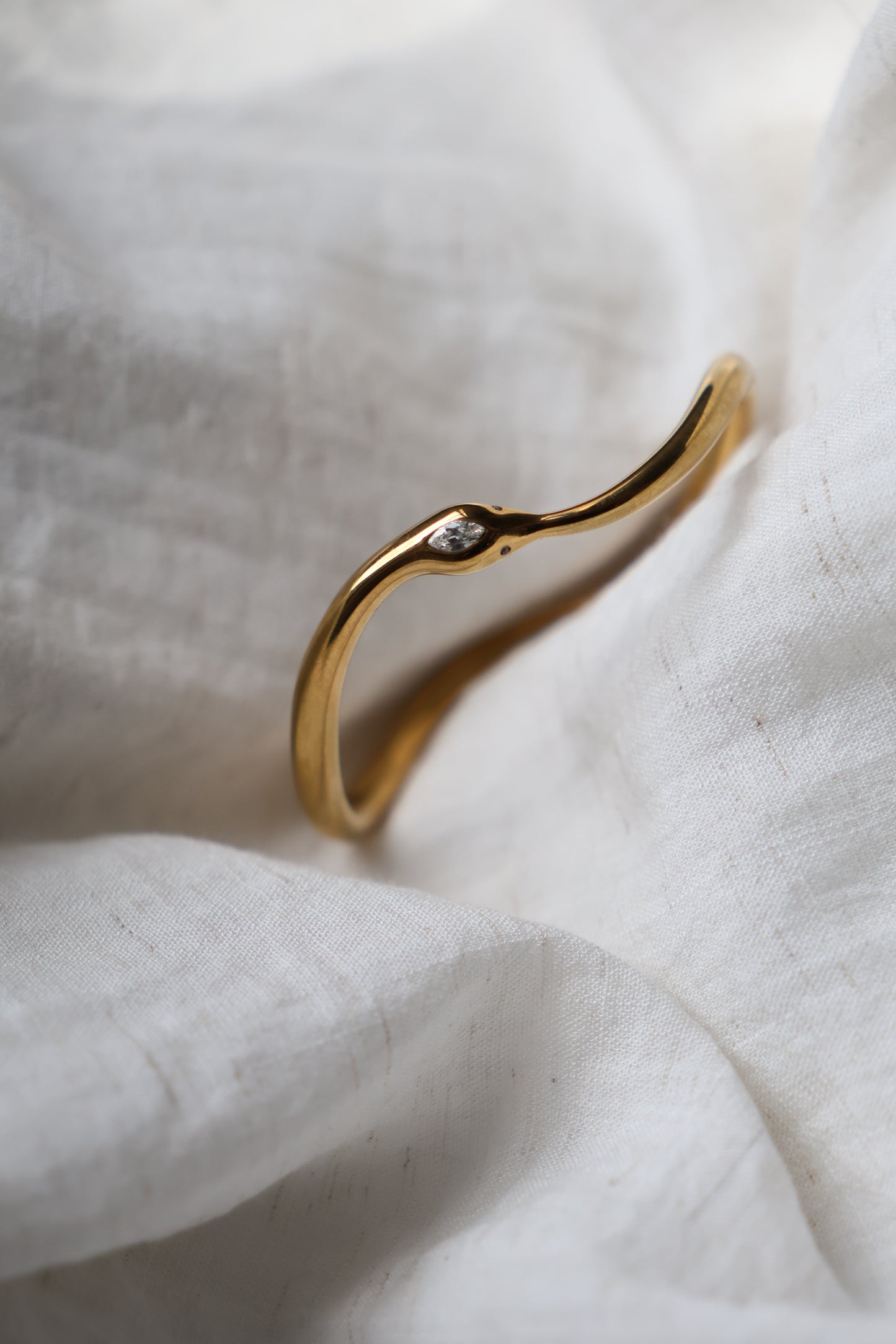Curly bangle