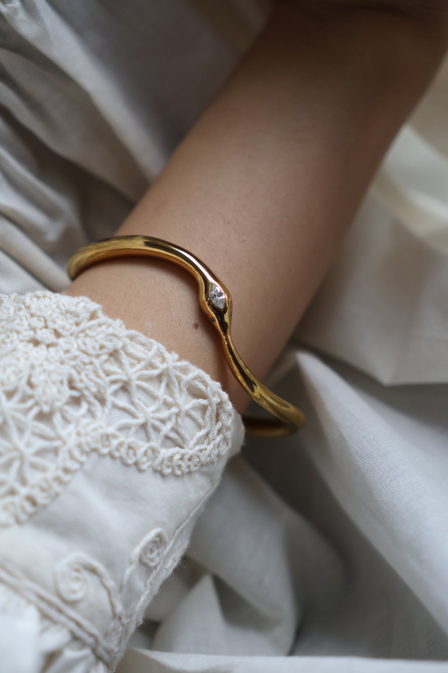 Curly bangle